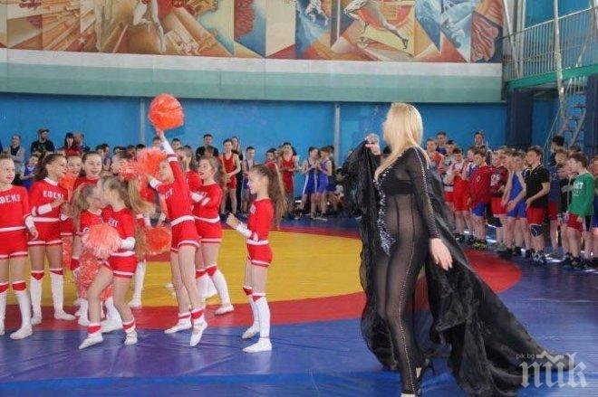 Певица се появи на детски празник в прозрачна рокля и без бельо (СНИМКИ)