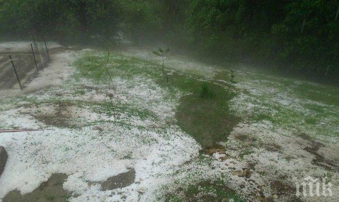 ИЗВЪНРЕДНО! Гръмотевична буря удари Северозападна България!