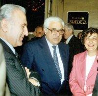 Безбожните комунисти са първи пред олтара  