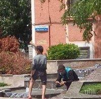 ХИГИЕНА! Циганчета налазиха фонтан в Бургас, къпят се яко 