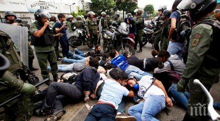 протестиращите венецуела разрушиха паметник уго чавес