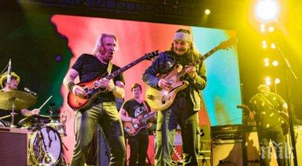 куриоз групата ийгълс съди хотел калифорния