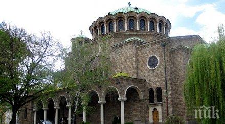 деца надпяват църковни песнопения