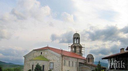 вярващи пренощуваха манастир чудотворна икона