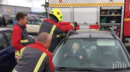 игра месечно хлапе заключи кола забавлява опитите майка пожарен екип извадят