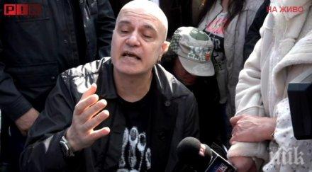 извънредно пик слави закани наложи парламента вляза приеме референдума