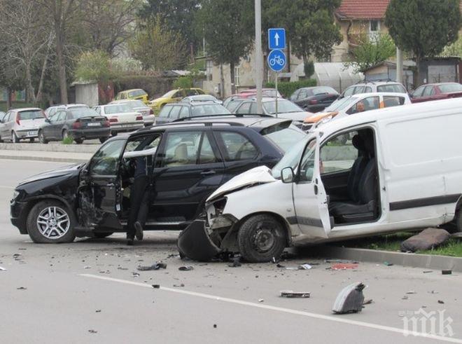 ЗАПОЧНА СЕ! Два автомобила катастрофираха на Сточна гара в София