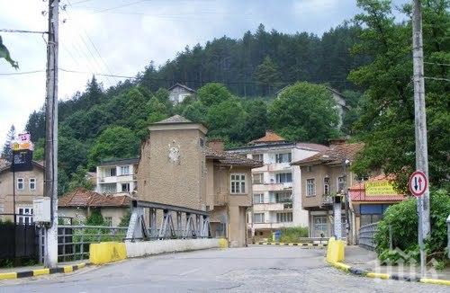 Масови ремонти започват в запустелия Трън