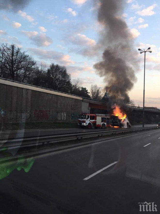 ТРАГЕДИЯ ВЪВ ВИЕТНАМ! 11 загинаха след челен удар между камион и автобус 