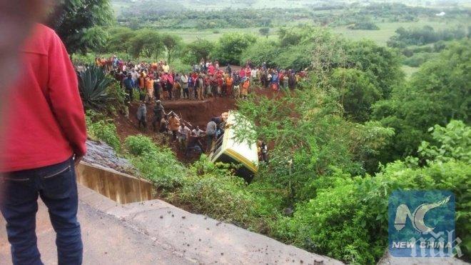 31 души загинаха при падане на ученически автобус в Танзания (СНИМКА)