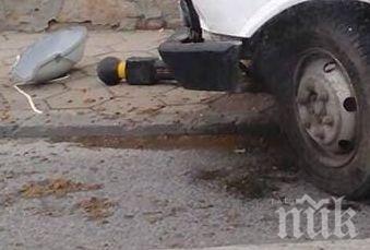 МОЩЕН УДАР! Камион изпробва здравината на уличните стълбове в Пловдив