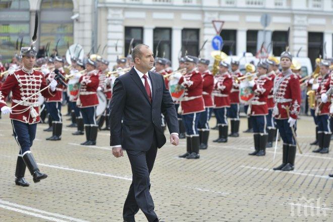 ЕКСКЛУЗИВНО В ПИК TV! Президентът Радев с тежка реч за състоянието на армията! Парадът мина без дъжд (ОБНОВЕНА/СНИМКИ)