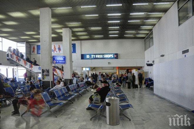 200 българи висяха часове на летището в Крит