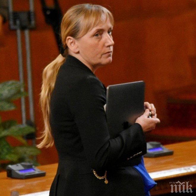 САМО В ПИК И РЕТРО! Елена Йончева съсипана от парламента - журналистката се крие от всички, не яде и не пие на работа, козирува като ученичка на Корнелия