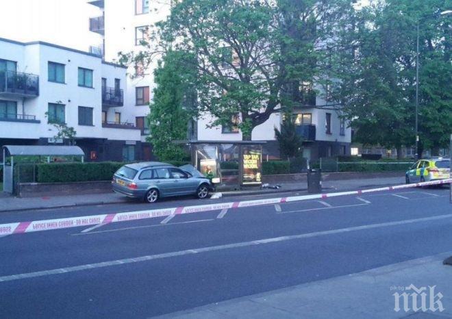 УЖАС В ЛОНДОН! Шофьор се вряза в автобусна спирка, помете 3-годишно дете 