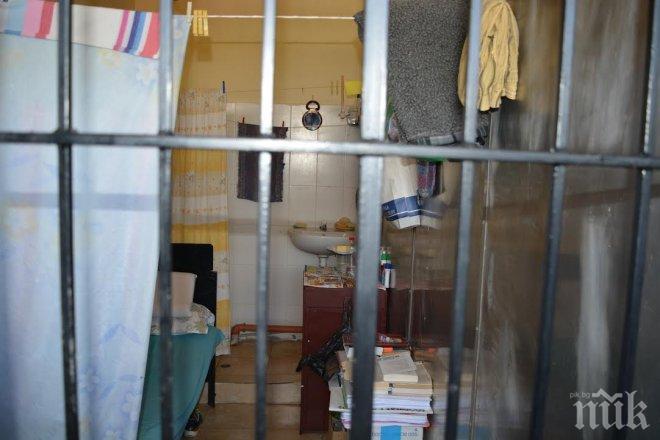 ЕКШЪН! 200 затворника драснаха от остров Суматра, пуснали ги уж само за молитва 