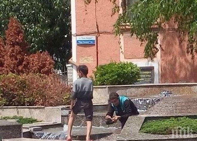 ХИГИЕНА! Циганчета налазиха фонтан в Бургас, къпят се яко 