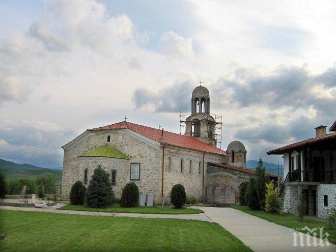 Вярващи пренощуваха в манастир при чудотворна икона