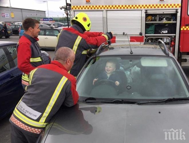 На игра! 14-месечно хлапе се заключи в кола и се забавлява с опитите на майка си и на пожарен екип да го извадят