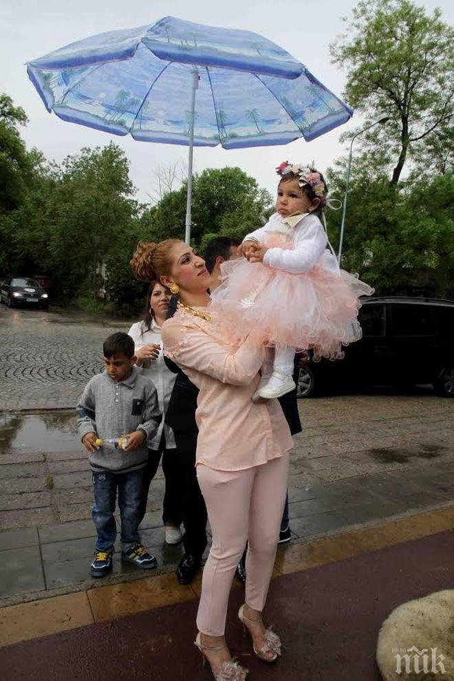 И ромите празнуват Гергьовден: Пазят с плажен чадър крадени бебета от дъжда 
