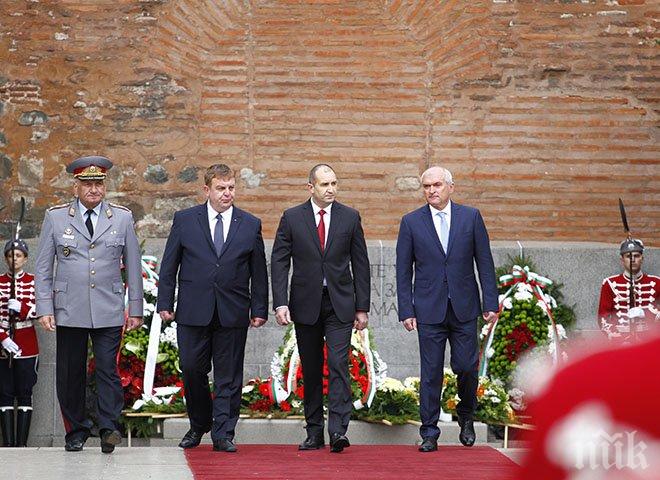 Президентът положи венец пред Паметника на Незнайния войн 