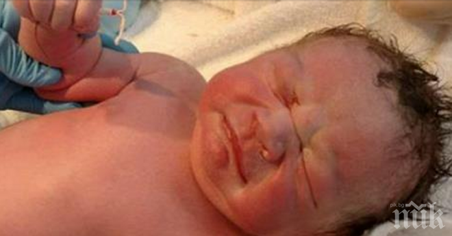 Снимката, която обиколи света: можеш ли да предположиш, това бебе с какво се роди в ръчичка?