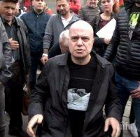 Слави Трифонов спира с протестите пред парламента