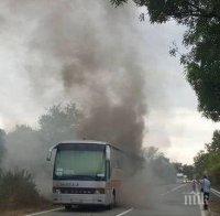 СБЪРКАНА РАБОТА! Очевидец на горящия автобус с ученици избухна: От 112 ме свързаха с пожарна на 30 км, а тази в Боровец е на километър!