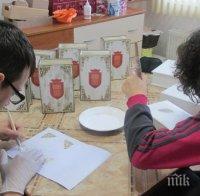 Младежи с увреждания изработиха кутии за представителни нужди на Община Добрич