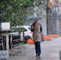 Ден преди парада на победата: Сняг затрупа Москва (СНИМКИ/ВИДЕО)