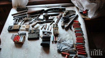 полицаи откриха цял оръжеен арсенал акция самоков