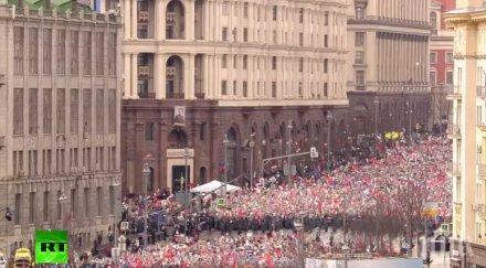 стотици шестват центъра москва грандиозния безсмъртен марш сред тях путин носи снимка баща снимка видео