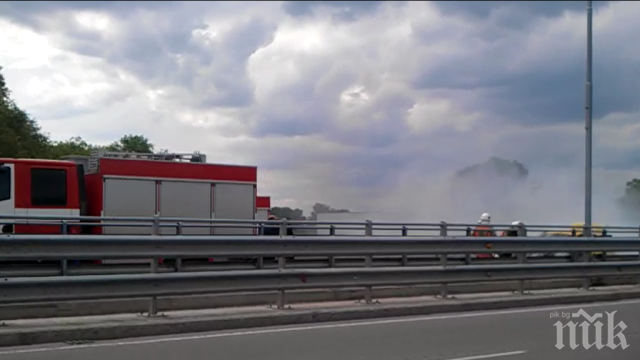 Лек автомобил се запали в движение на мост над Марица