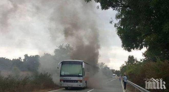 СБЪРКАНА РАБОТА! Очевидец на горящия автобус с ученици избухна: От 112 ме свързаха с пожарна на 30 км, а тази в Боровец е на километър!