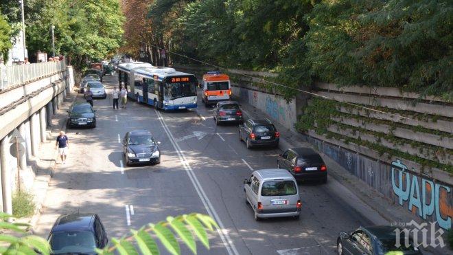 ТАПА! Катастрофа на рейс от градския транспорт задръсти бургаски квартал