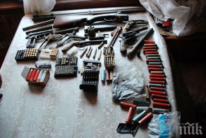 Полицаи откриха цял оръжеен арсенал при акция в Самоков
