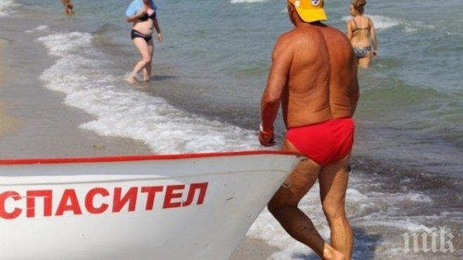 Не се давете в морето: Средната възраст на спасителите  това лято е 50 години