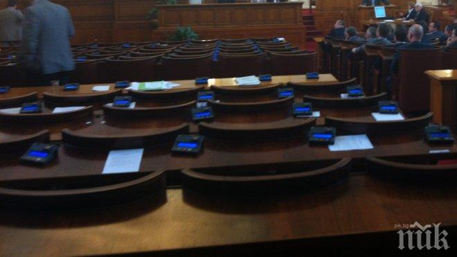 ИЗВЪНРЕДНО В ПИК TV! Нови депутати се заклеват в парламента (ОБНОВЕНА)