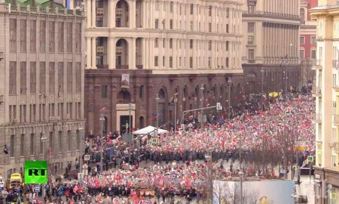Стотици шестват в центъра на Москва в грандиозния Безсмъртен марш, сред тях е и Путин - носи снимка на баща си!  (СНИМКА/ВИДЕО)