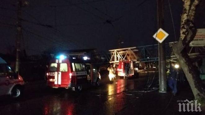 ИЗВЪНРЕДНО! Кран рухна върху къща в Красноярск 