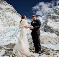 ЛЮБОВТА НЯМА ГРАНИЦИ! Двойка се венча на Еверест (СНИМКИ)