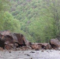 Свлачище затапи пътя за Рилския манастир