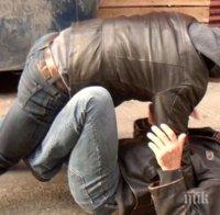 Бой за канабис в Сандански! Бивш пожарникар и селски мутри пребили 31-годишен, трошили столове в гърба му