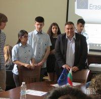 Евродепутатът Емил Радев приветства ученици от пет държави, разработващи проект във Варна