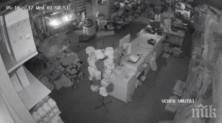 крадци разбиха фасадата магазин кола отмъкнат скъпарска детска количка биберони видео