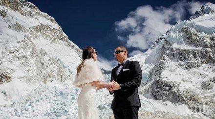 любовта граници двойка венча еверест снимки