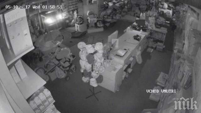 Крадци разбиха фасадата на магазин с кола, за да отмъкнат скъпарска детска количка и биберони (ВИДЕО)