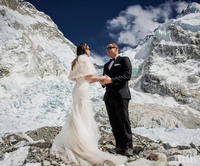 ЛЮБОВТА НЯМА ГРАНИЦИ! Двойка се венча на Еверест (СНИМКИ)