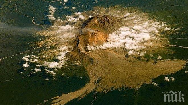 Активност! Вулканът Шивелуч на Камчатка на два пъти изхвърли стълбове пепел за последното денонощие