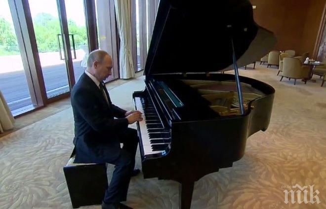 РЕНЕСАНСОВ ЧОВЕК! Владимир Путин  свири на пиано, докато чака среща със Син Дзинпин